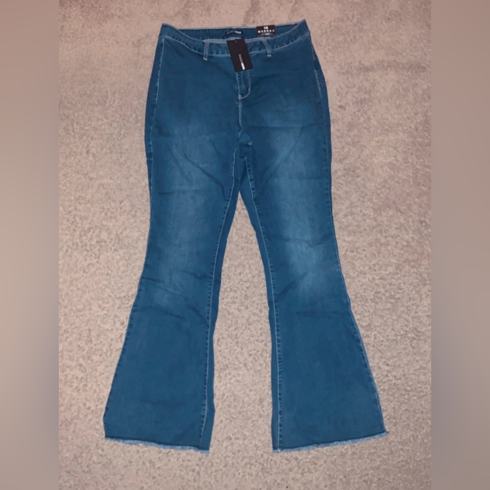 I am selling brand new fashion nova jeans with tag. They are a size 16.